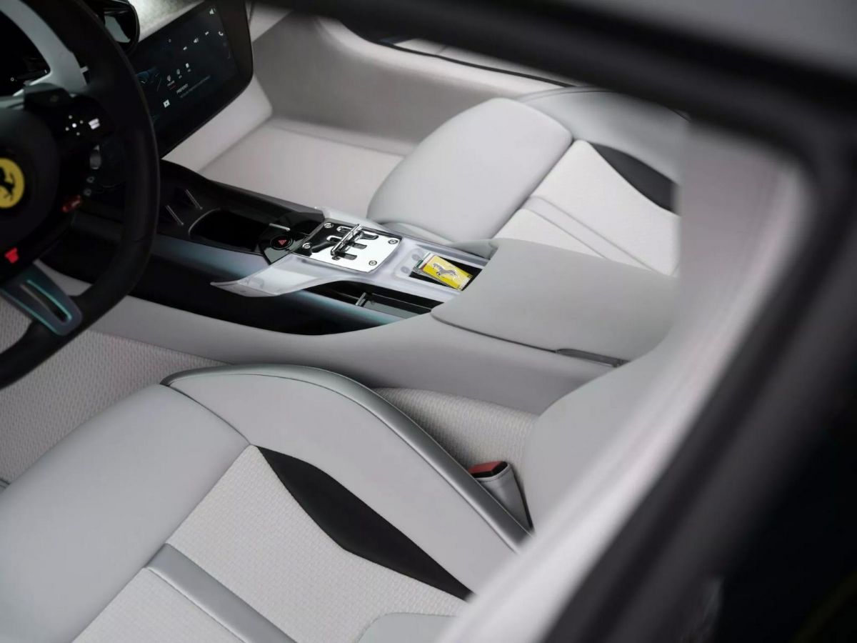 Ferrari 12Cilindri με χρώμα «χαμαιλέοντα» & καμπίνα με τρίχες αλόγου 